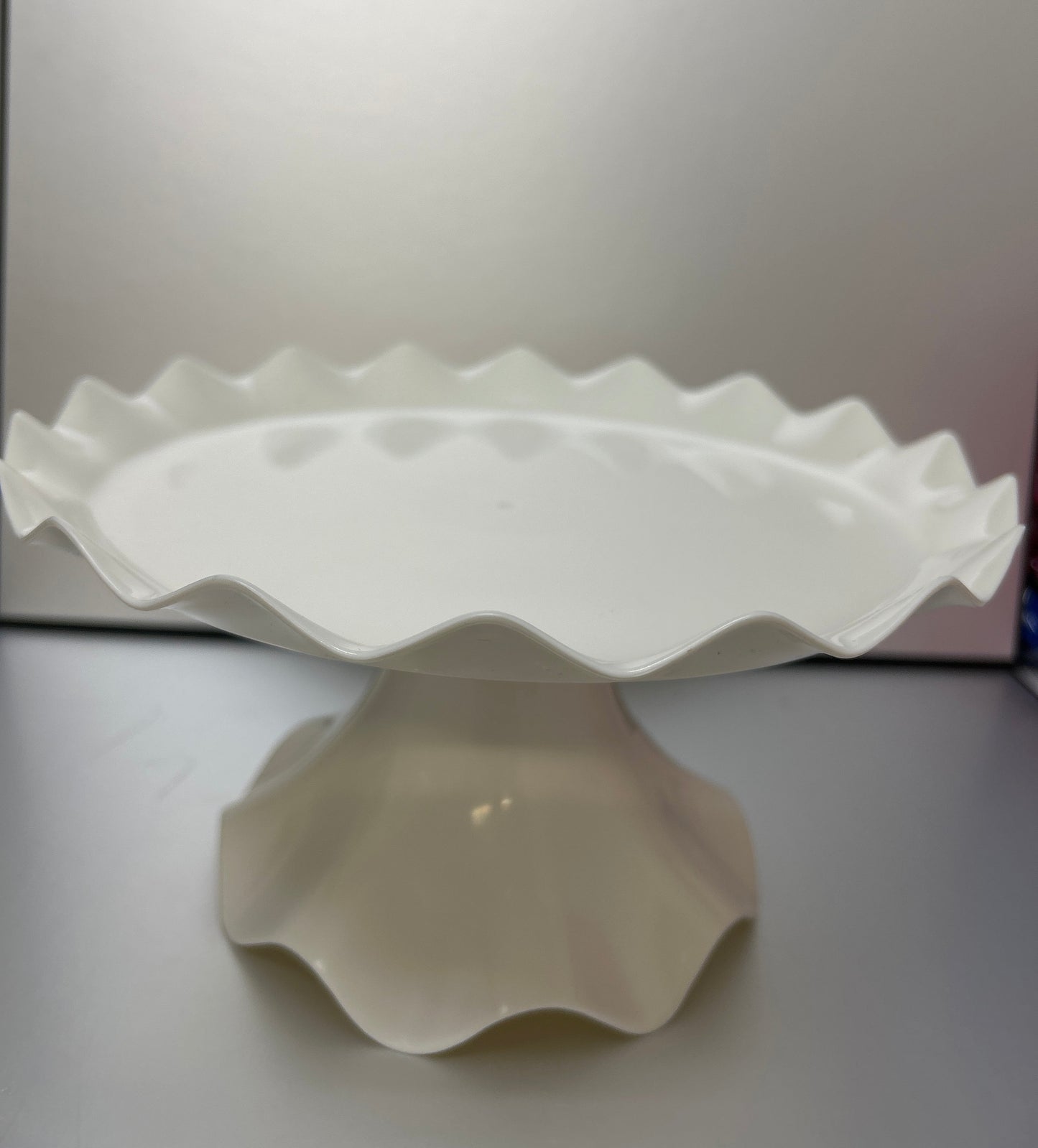 Soporte de plástico blanco para dulces con borde ondulado
