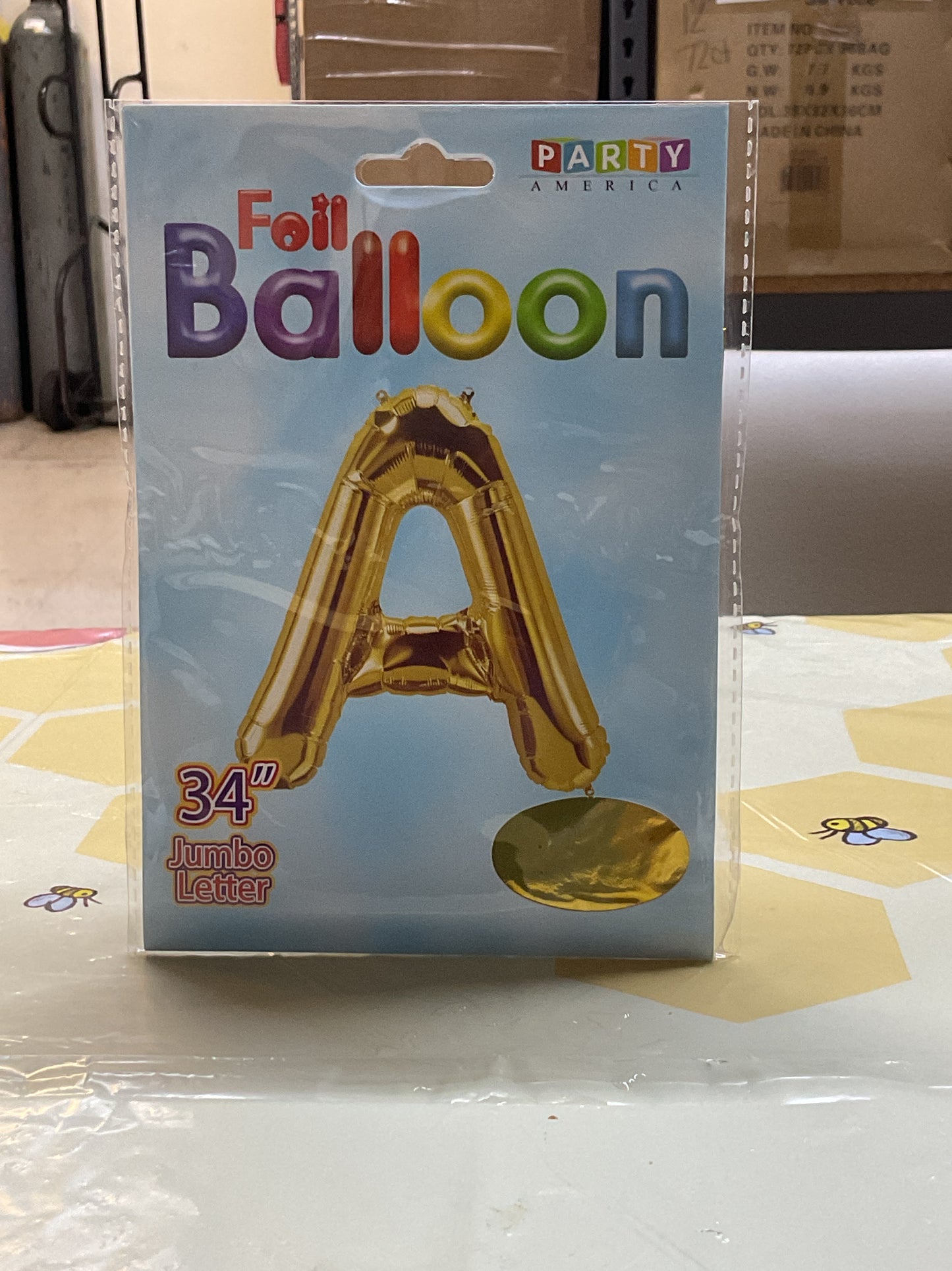 Globo de aluminio con letra A dorada de 34"