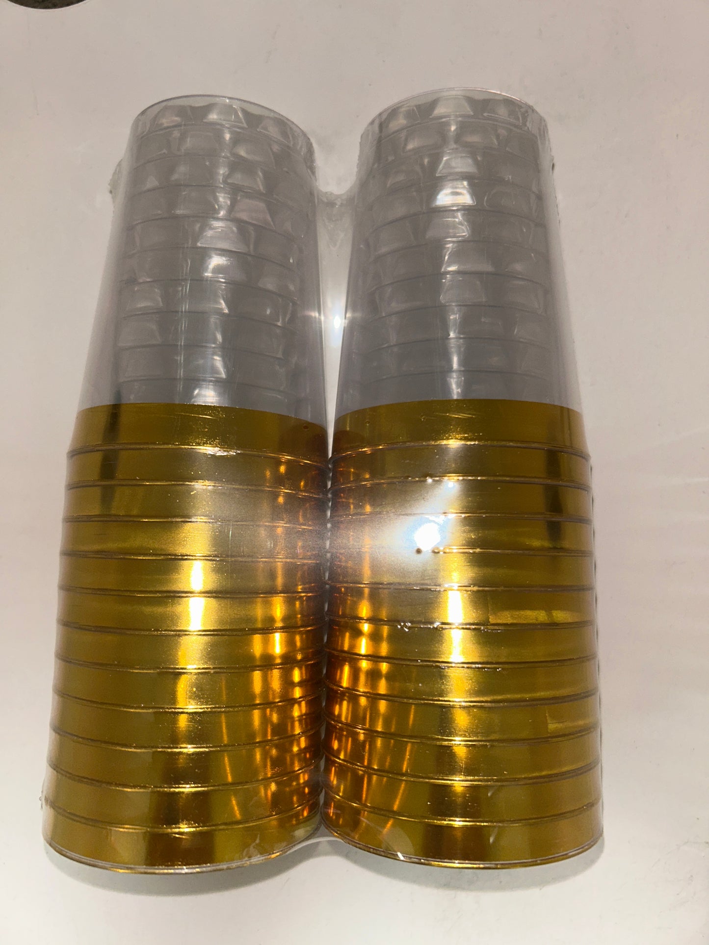 Vaso de plástico con borde dorado