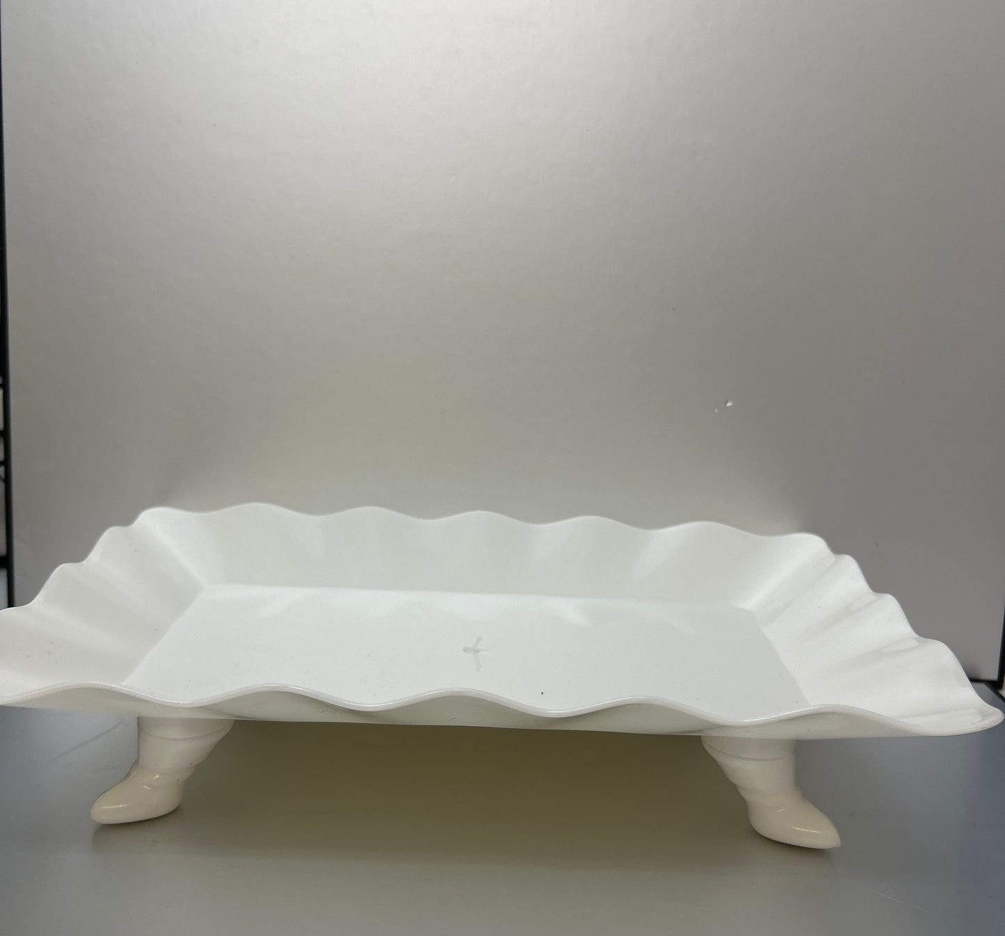 Plastic Scalloped Treat Stand-Wht