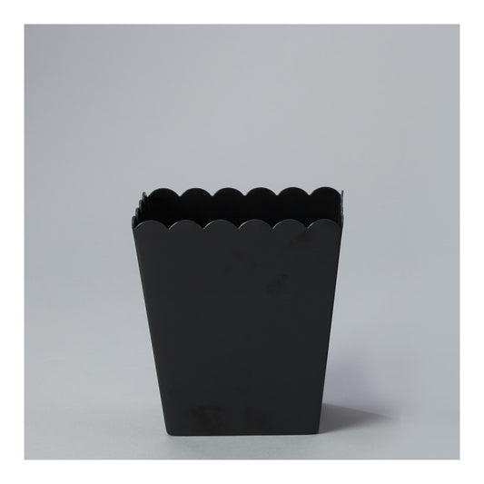 6" Plastic Scalloped Container Black