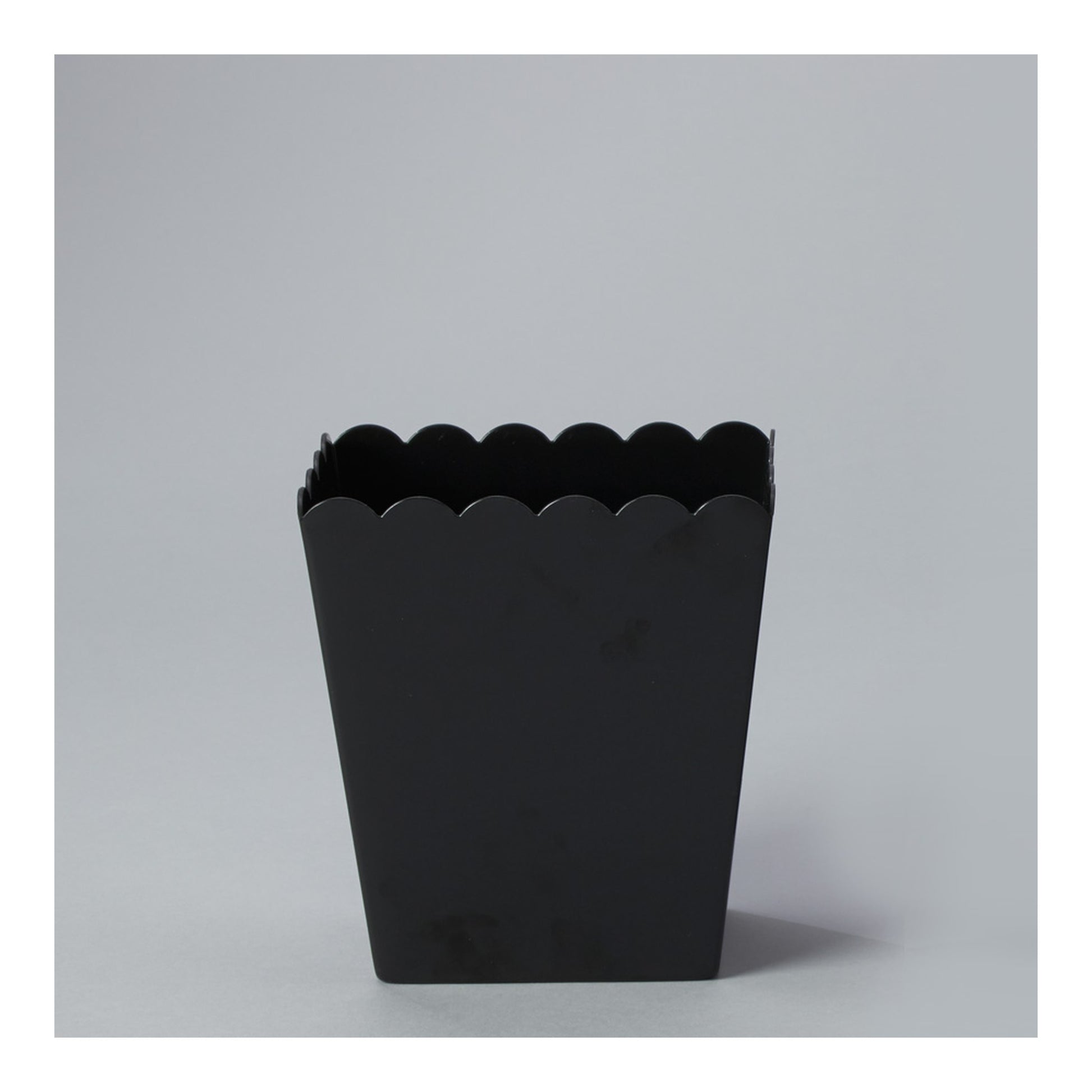 6" Plastic Scalloped Container Black
