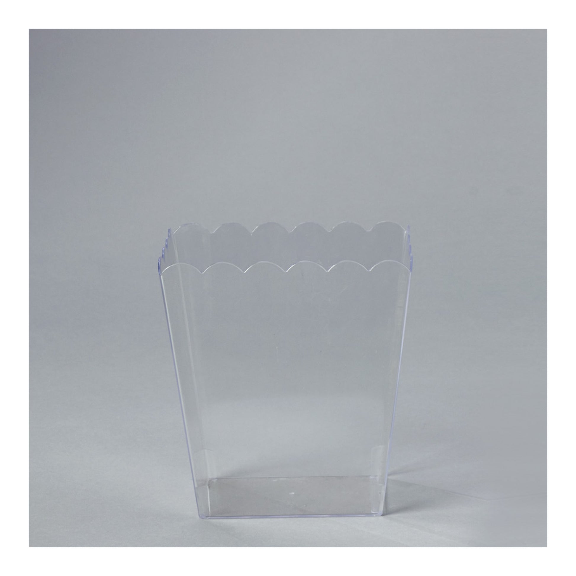 6" Plastic Scalloped Container Clear