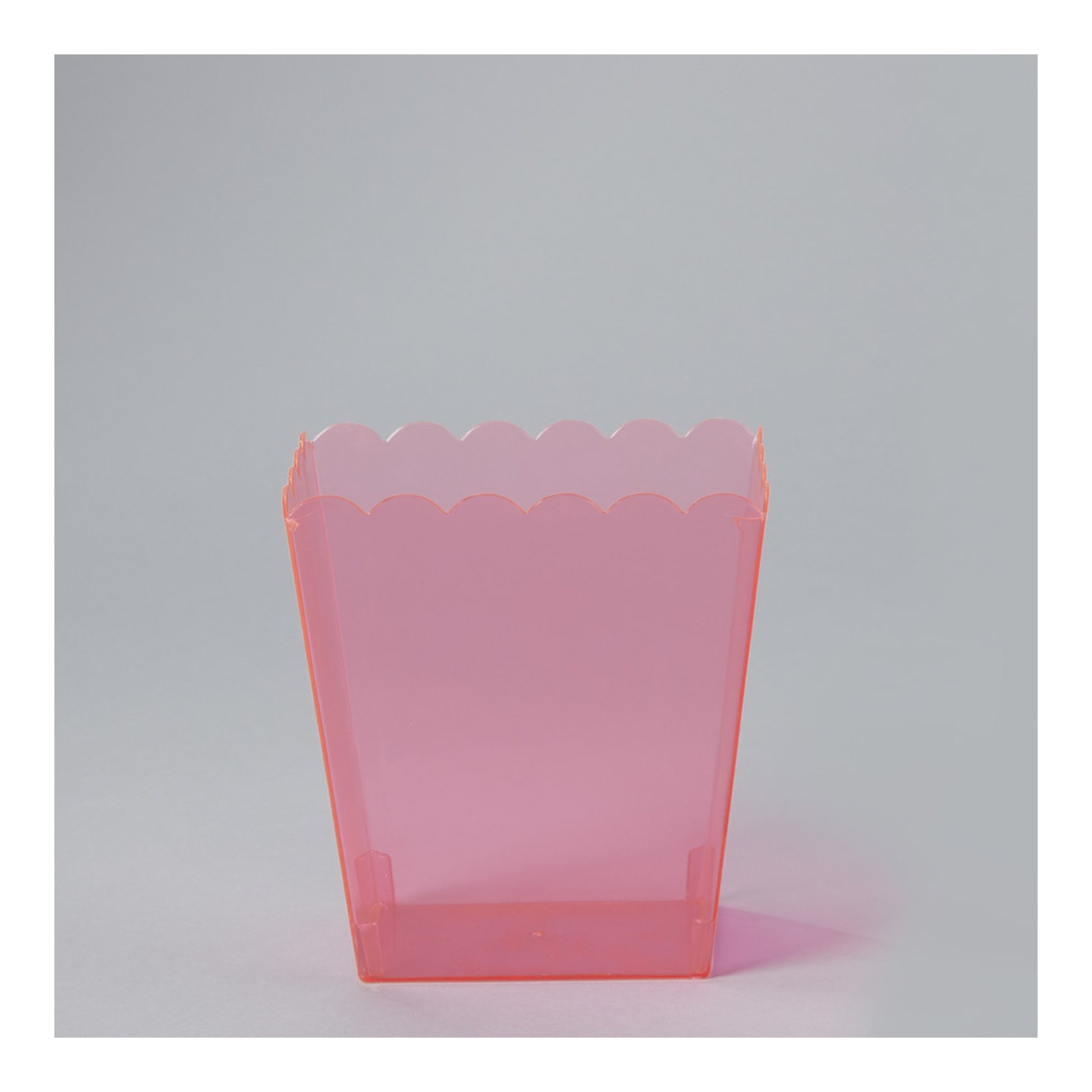 6" Plastic Scalloped Container Pink