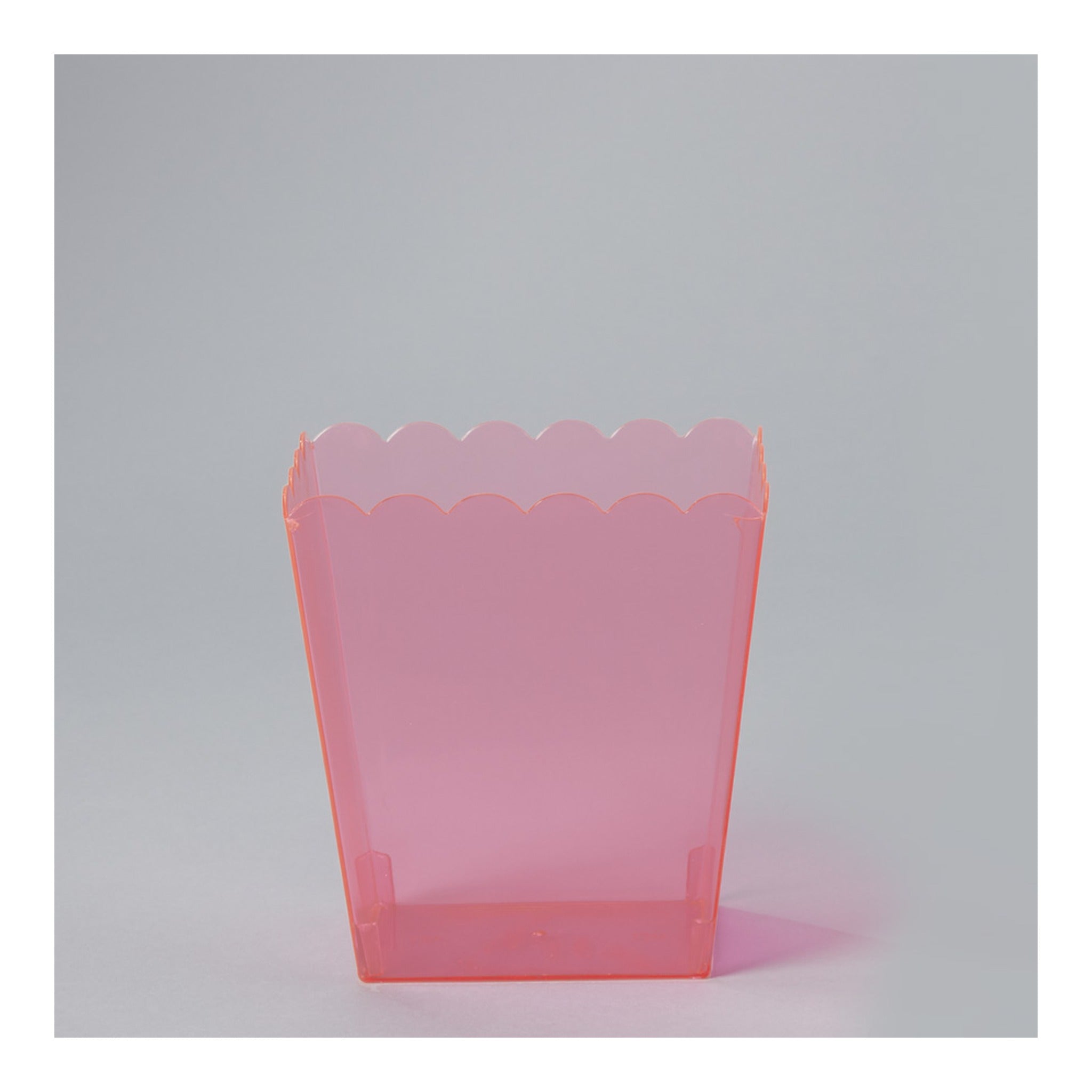 6" Plastic Scalloped Container Pink