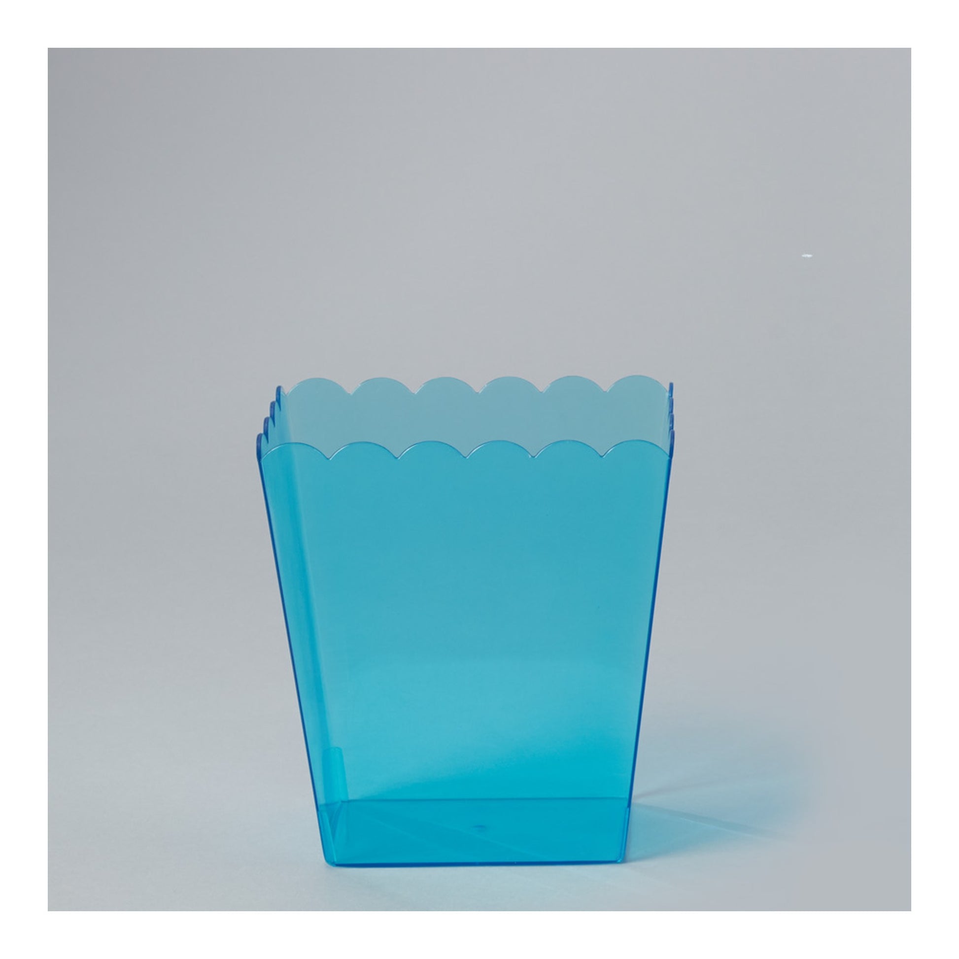 6" Plastic Scalloped Container Turquoise