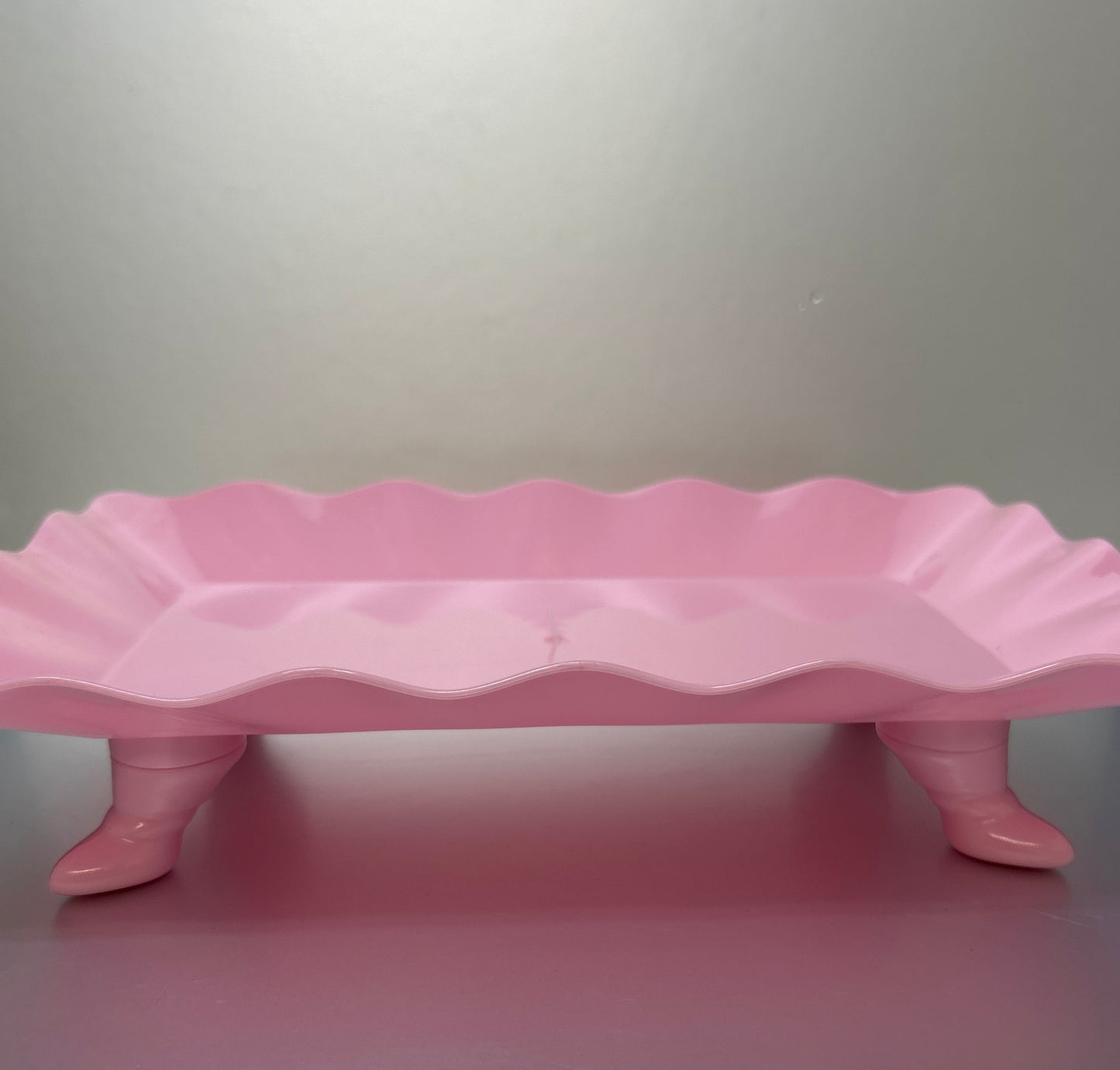 Plastic scalloped attest Stand-pink
